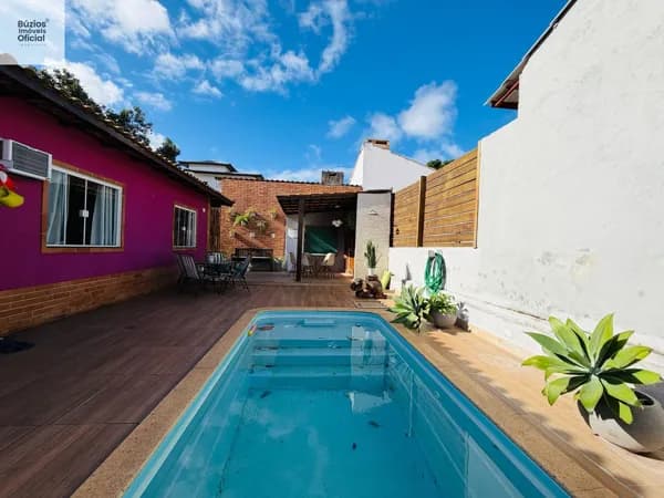 Casa em Condomínio com área gourmet e piscina privativa.