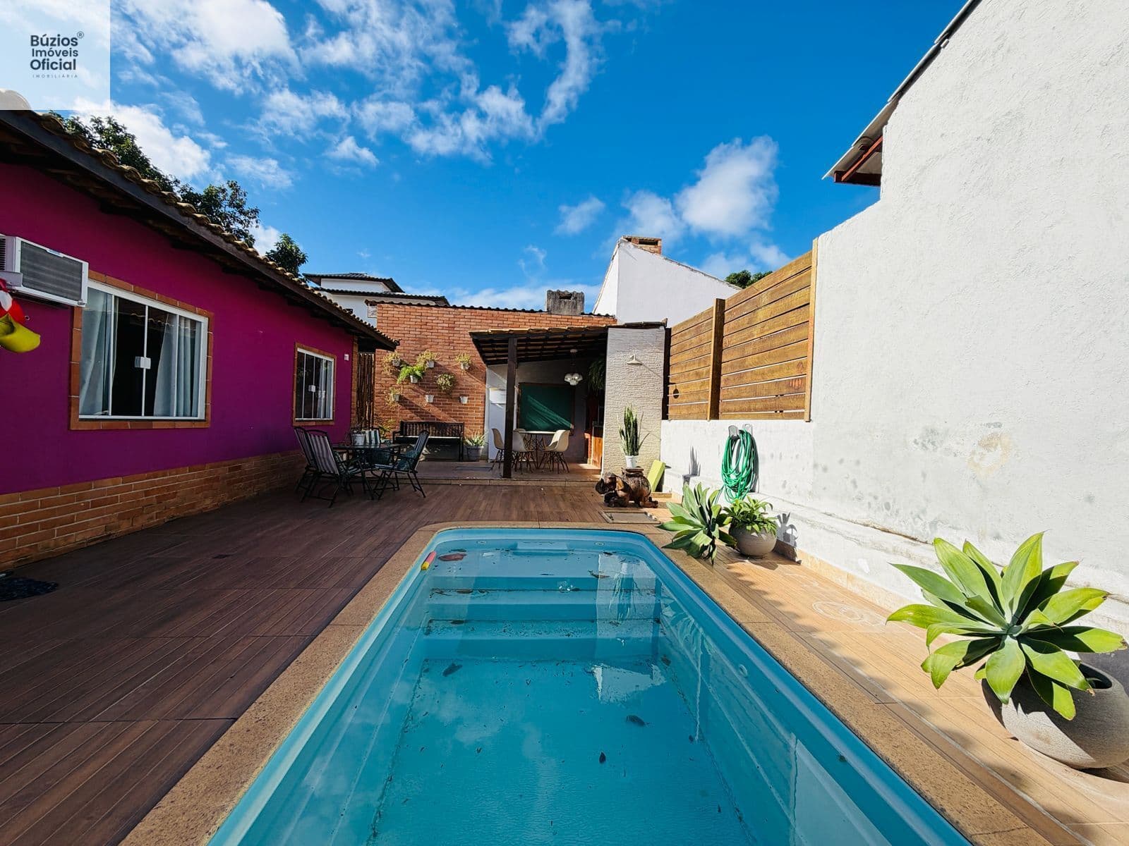 Casa em Condomínio com área gourmet e piscina privativa.