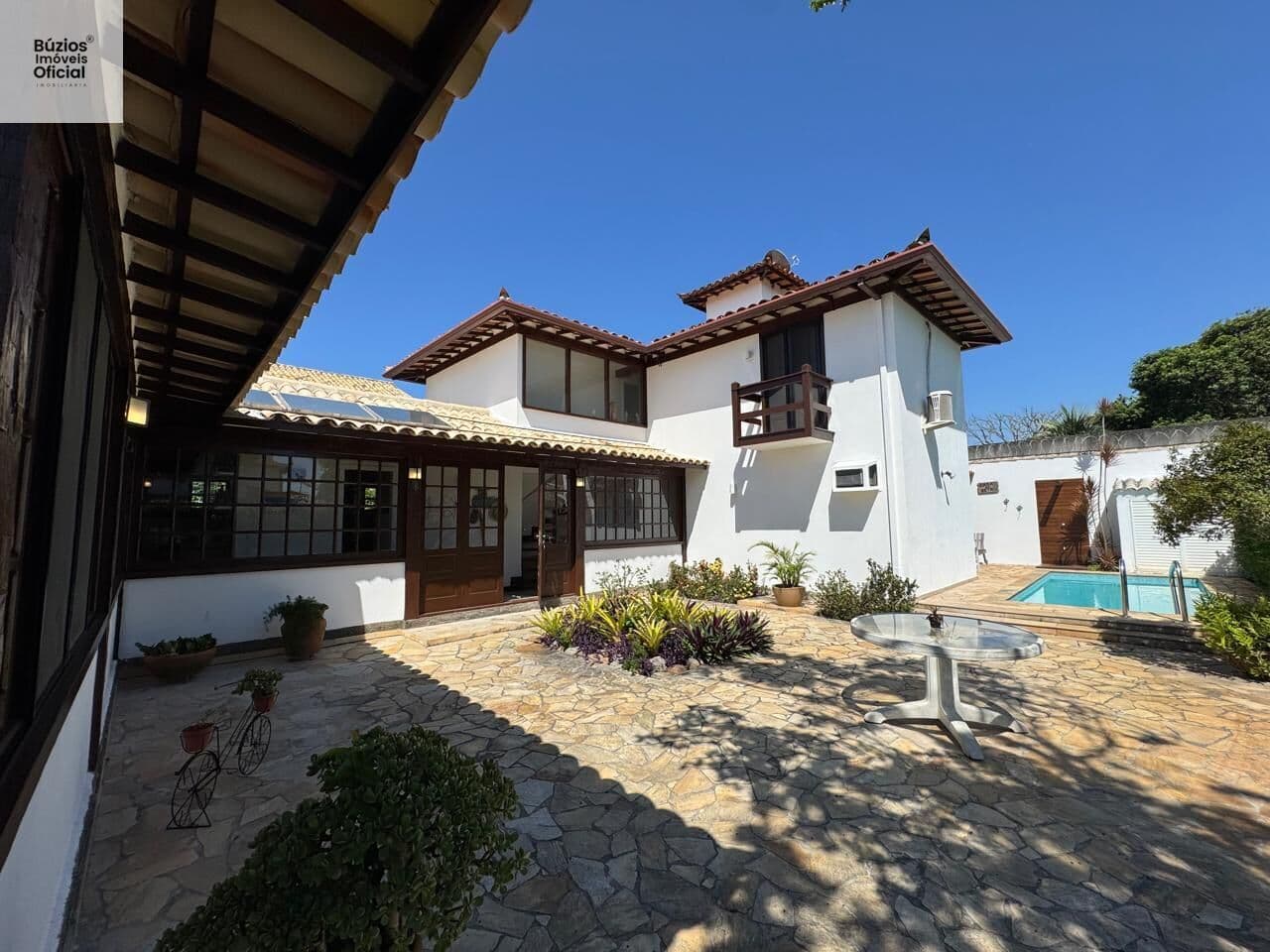 Casa em Condomínio a 300 metros da praia de Manguinhos