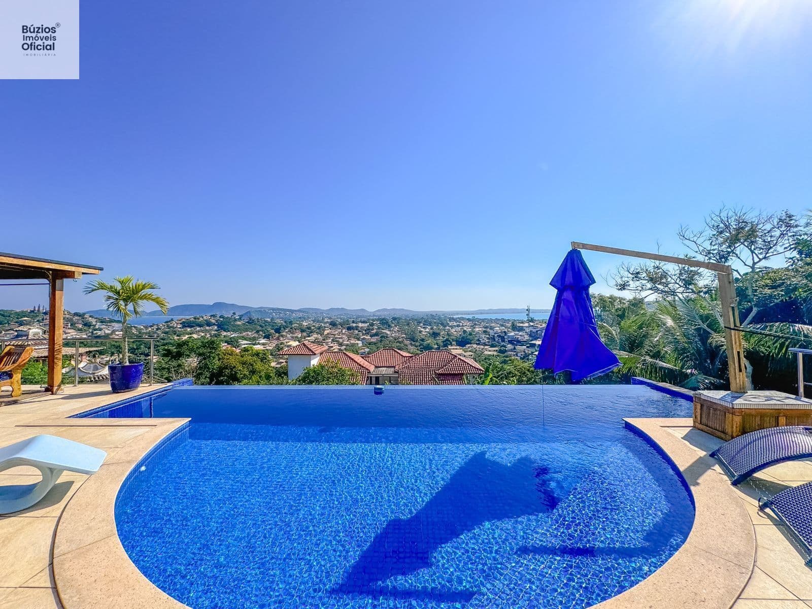 Casa Alto Padrão, em rua pública, com vista para o Mar