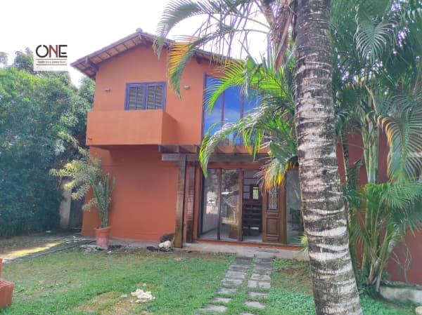 Casa em Condomínio com 3 suítes e quintal amplo