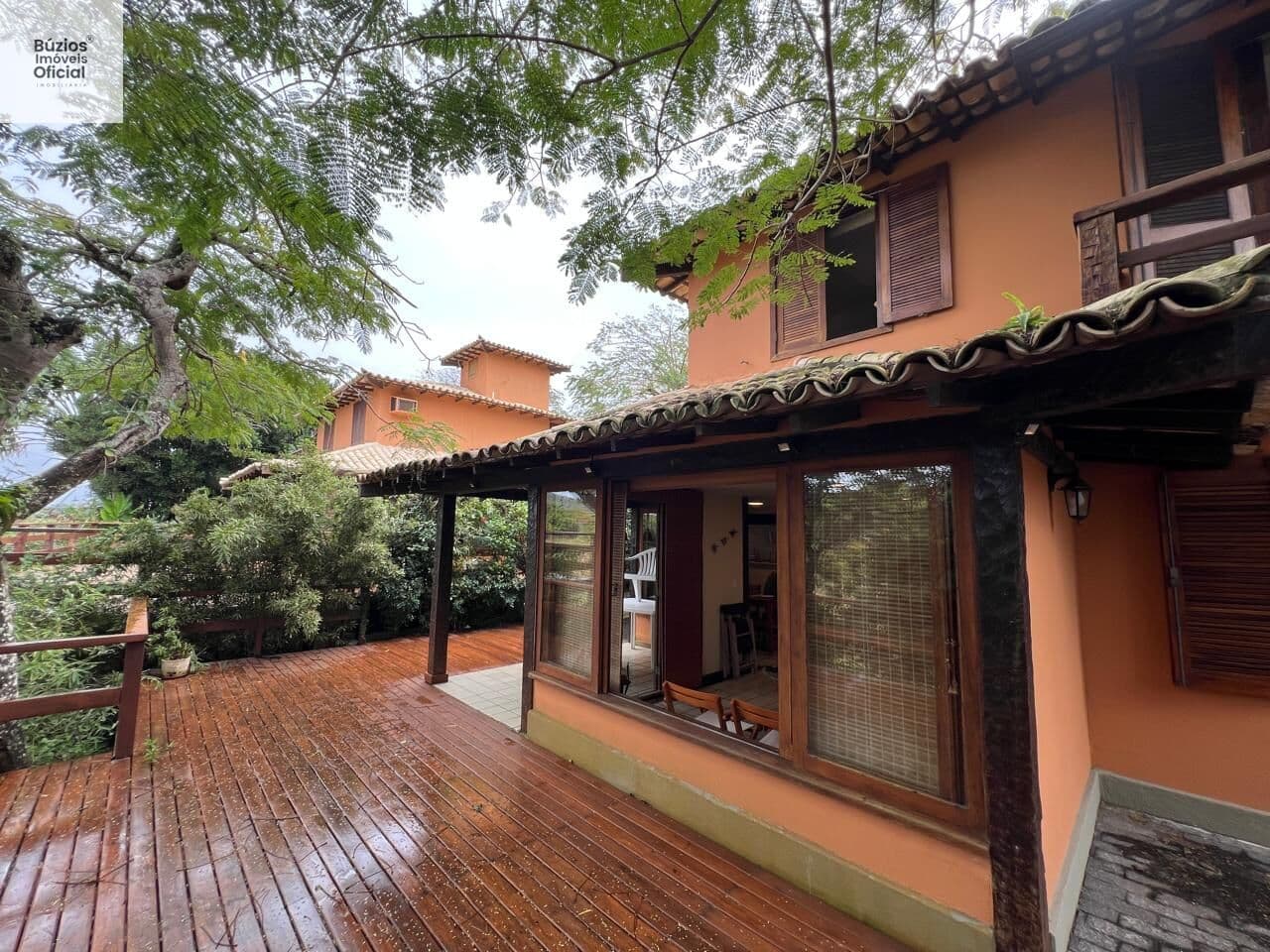 Casa em Condomínio com 3 quartos a 100 metros da praia do Forno.