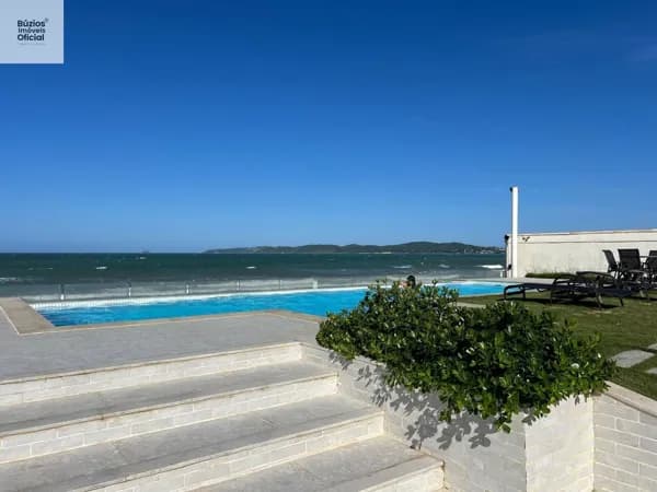 Casa em Condomínio pé na areia em Búzios