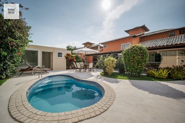 Casa em Condomínio com 4 quartos e piscina privativa.
