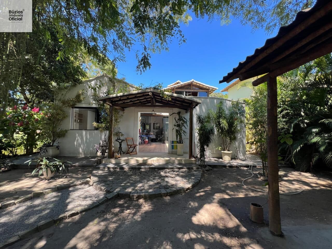 Casa com piscina em Condomínio