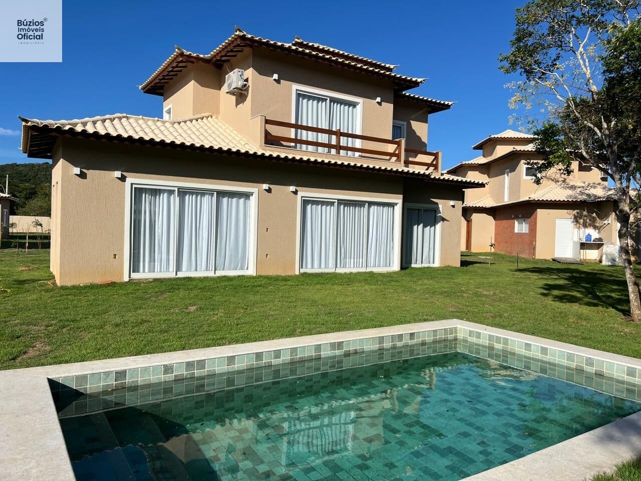 Casa Nova em Condomínio com 4 suítes e piscina privativa.