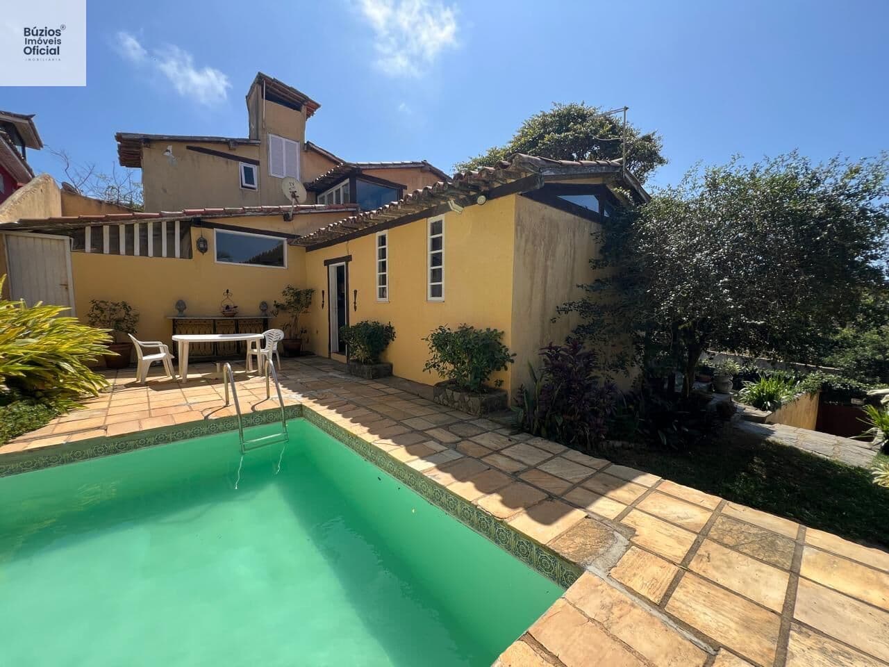 Casa à venda no Centro de Búzios com 4 suítes, quintal amplo e piscina