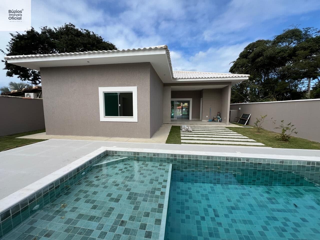 Casa Nova em Condomínio com 3 suítes e piscina privativa