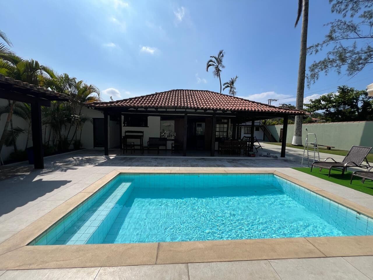 Casa com 8 dormitórios e piscina privativa em Geribá/ Búzios.