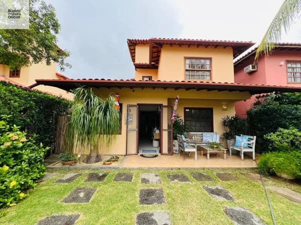 Casa em Condomínio reformada com 4 quartos, a 150 metros da praia em Búzios