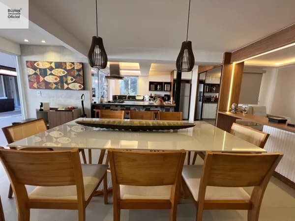 Casa em Condomínio à venda, reformada, com 4 suítes, 300 metros da Praia.