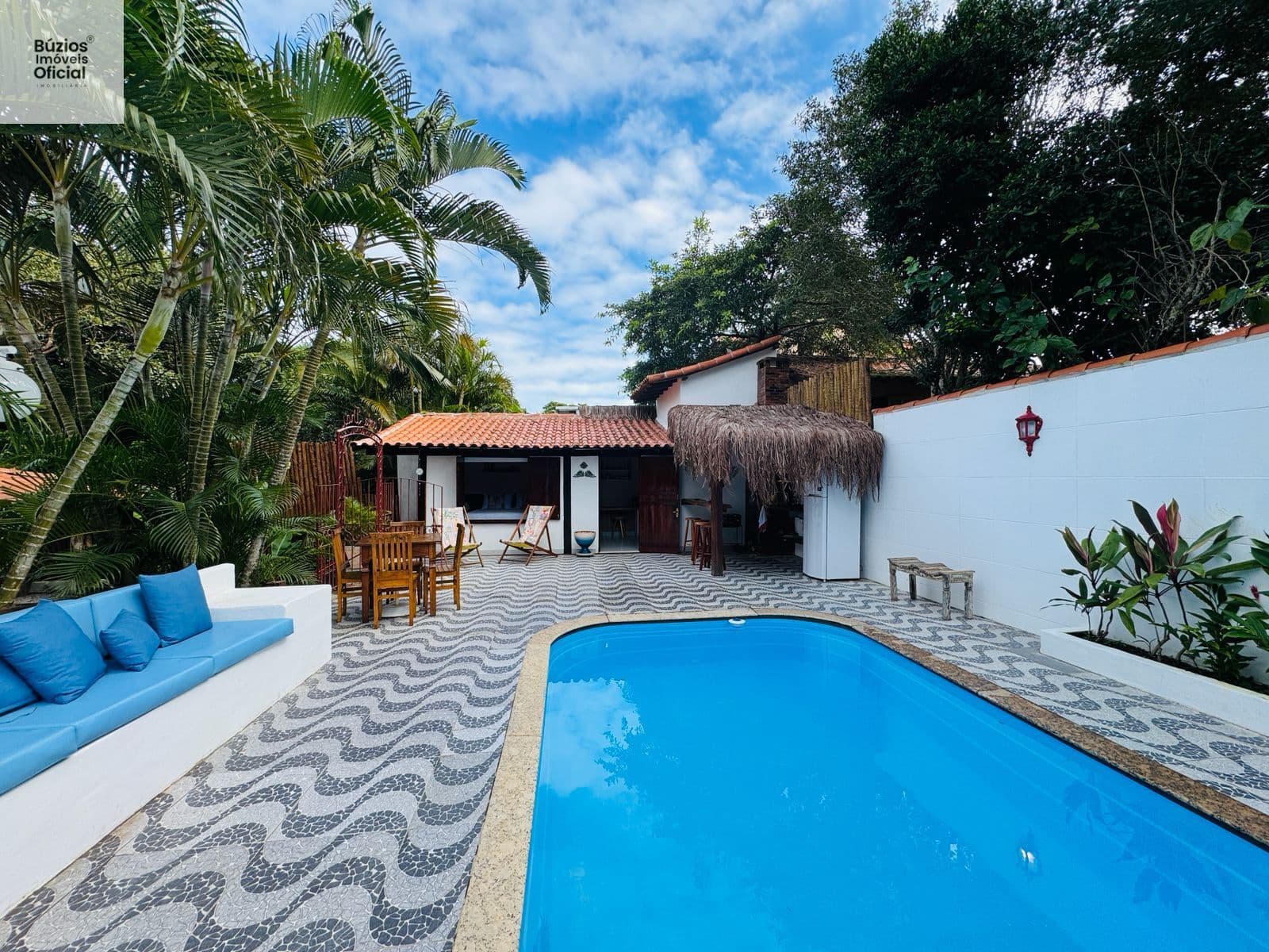 Casa em Condomínio com 4 quartos e piscina privativa.