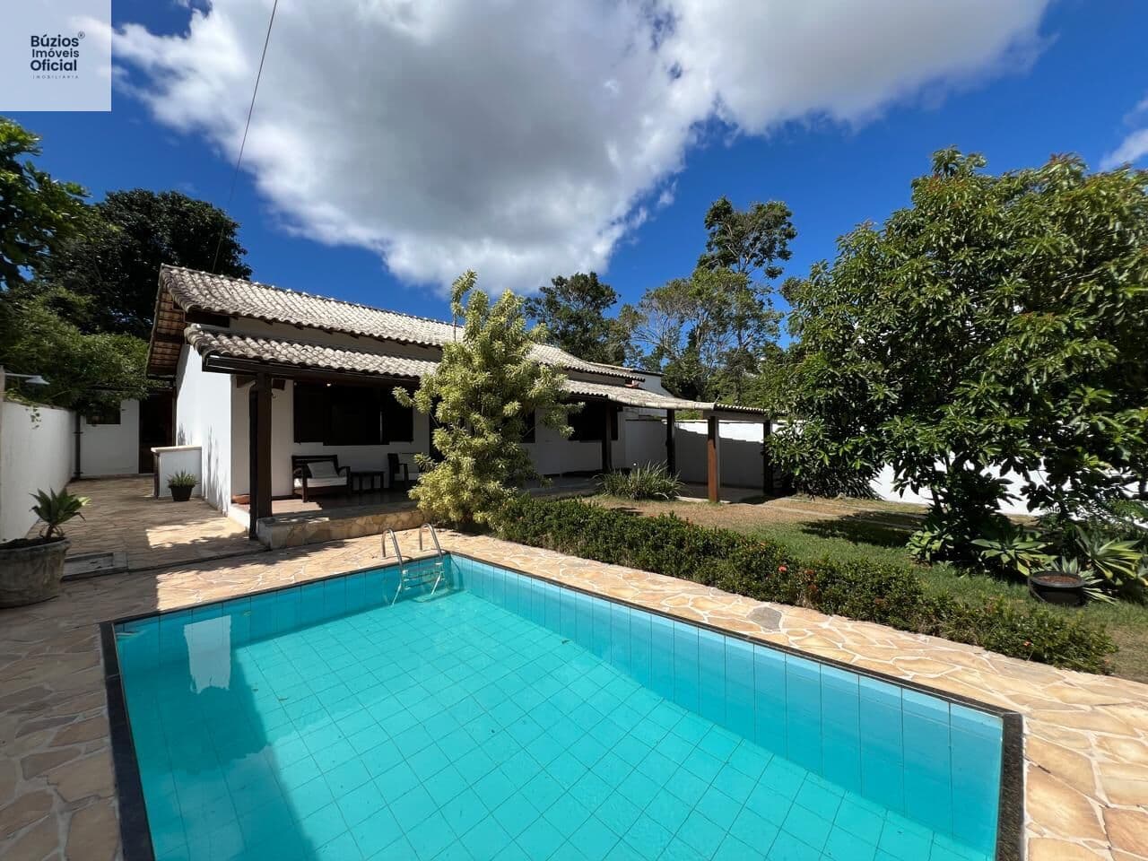 Casa linear, em condomínio, com 4 quartos, piscina e área gourmet