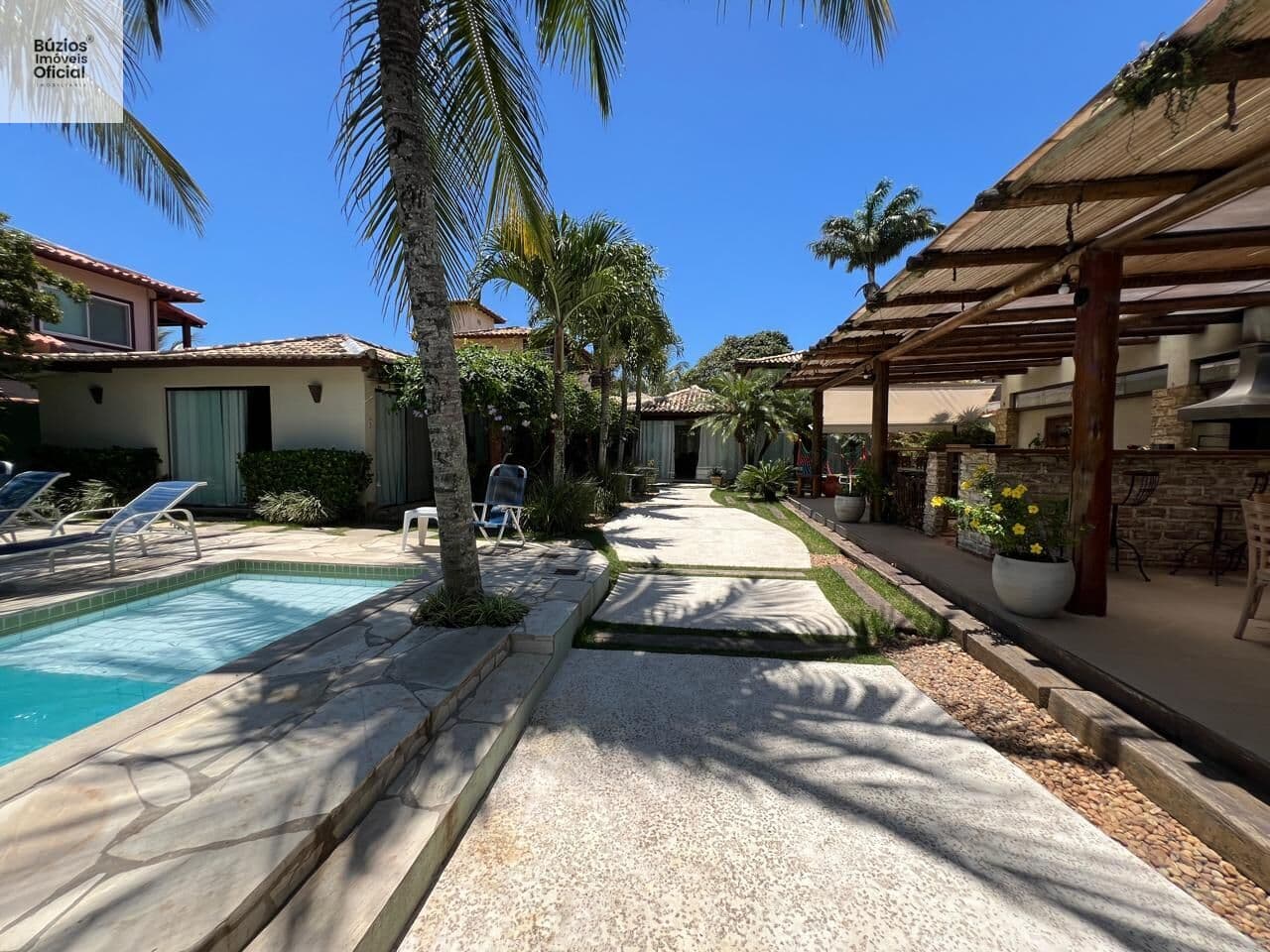 Casa Alto Padrão com 8 suítes e lazer completo, em Geribá/ Búzios