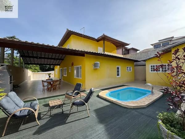 OPORTUNIDADE Casa em rua pública em ótimo padrão, com 4 quartos e piscina privativa