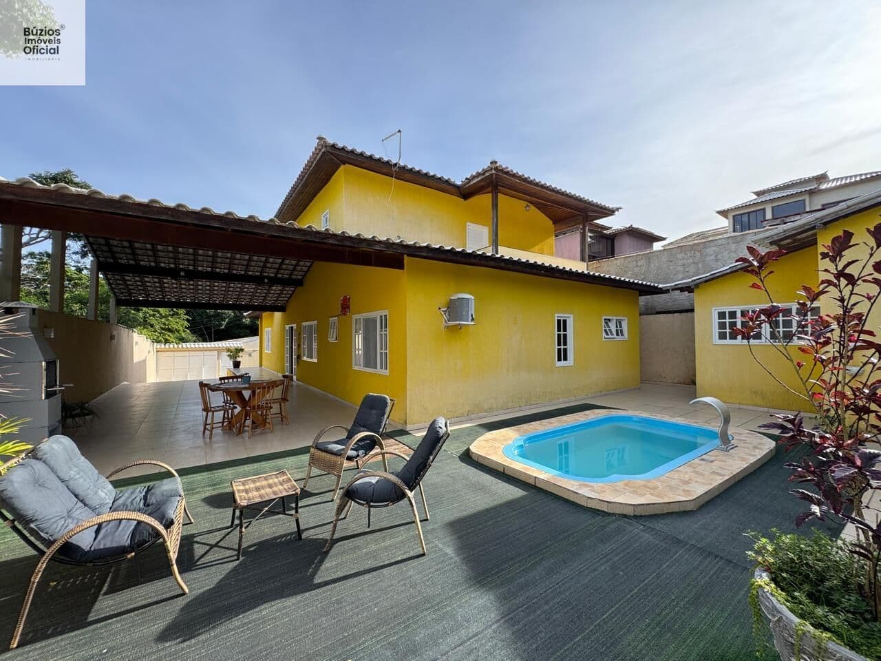OPORTUNIDADE Casa em rua pública em ótimo padrão, com 4 quartos e piscina privativa