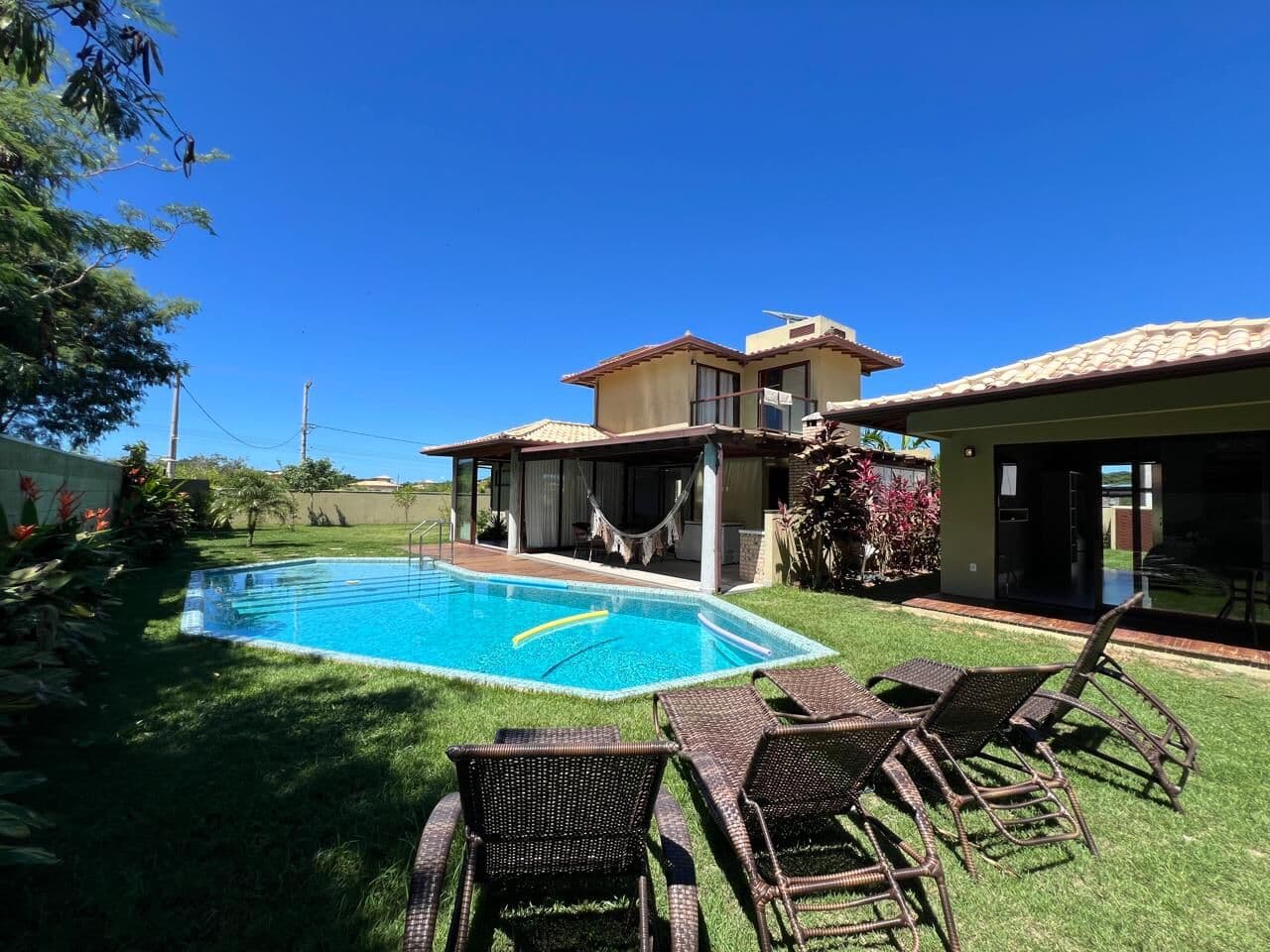 Linda casa A venda prox ao Centro de Búzios, 5 suítes e lazer completo.