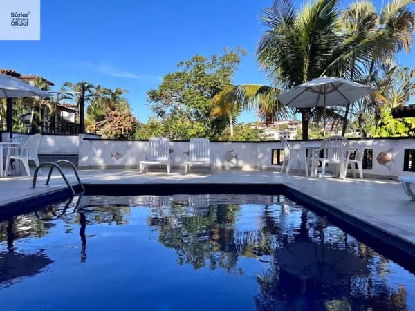Casa em Condomínio à venda em Búzios, a 500 metros da praia de Geribá.