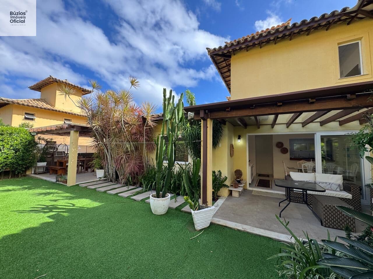 Casa em Condomínio com 4 suítes e área de lazer, em Ferradura, Búzios.