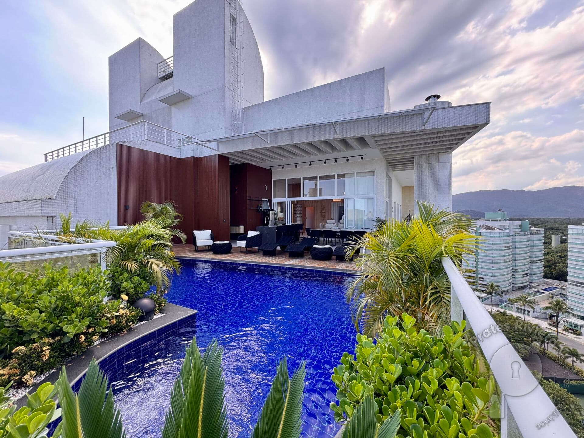 Cobertura de Luxo Reformada à Venda na Riviera de São Lourenço | 4 Suítes | Alto Padrão | R$ 15M