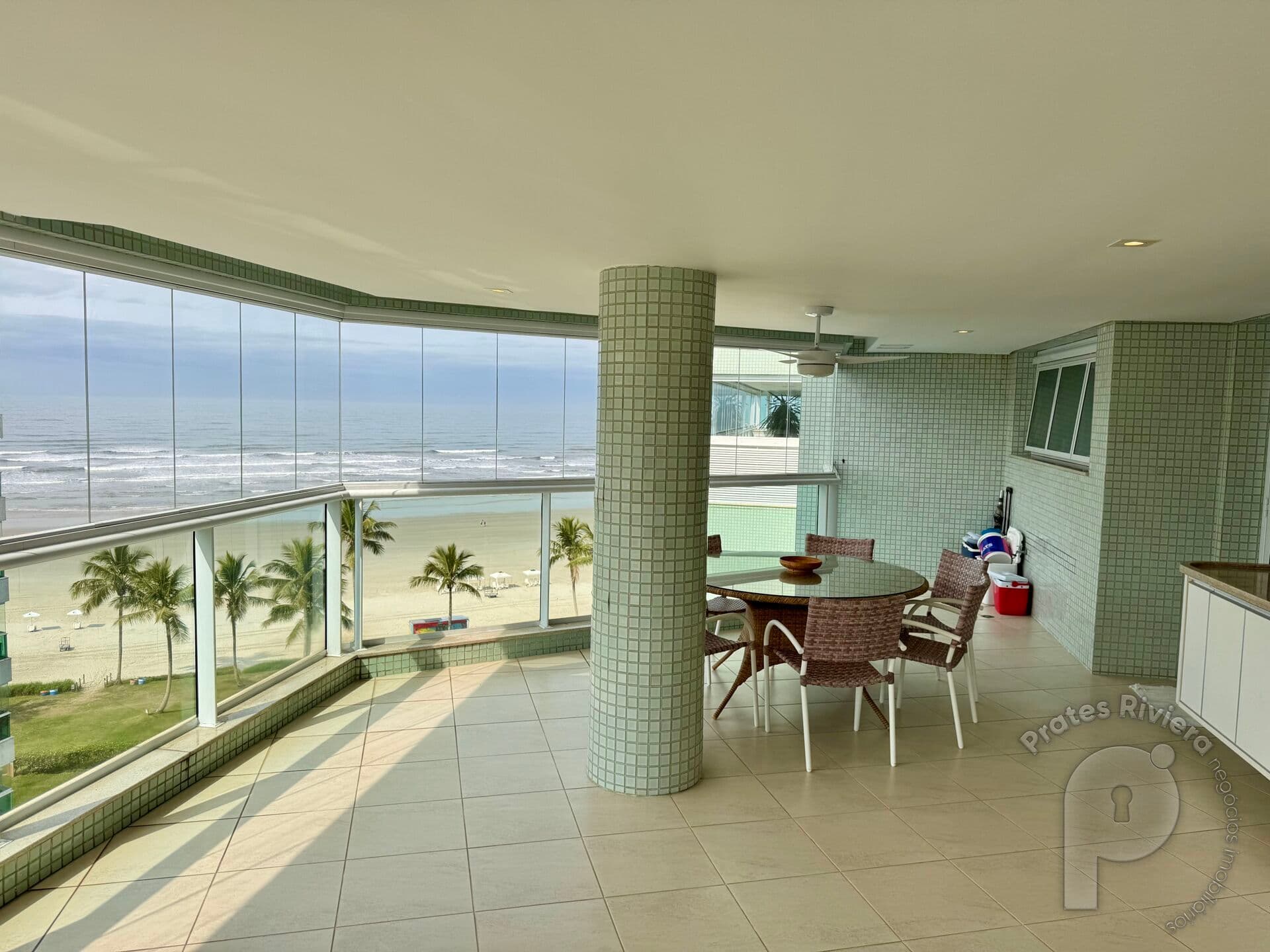 Apartamento pé na areia a venda em Riviera de São Lourenço.