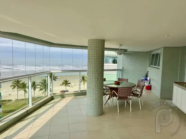 Apartamento pé na areia a venda em Riviera de São Lourenço.