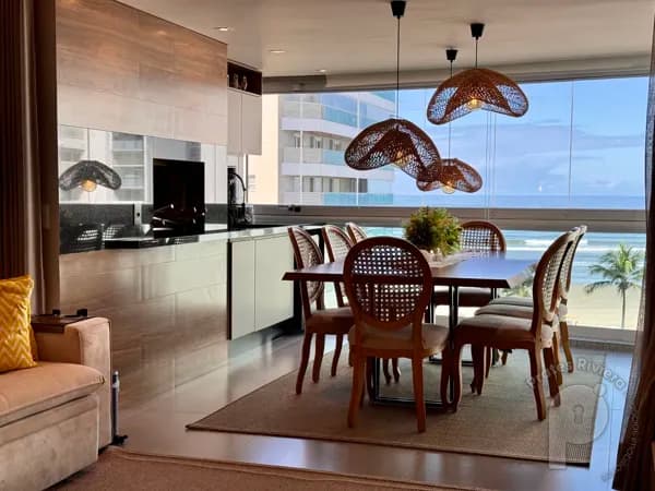 Apartamento com vista para o mar e a 50 metros da pra da Riviera.