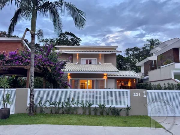 Casa de Alto Padrão à Venda na Riviera de São Lourenço