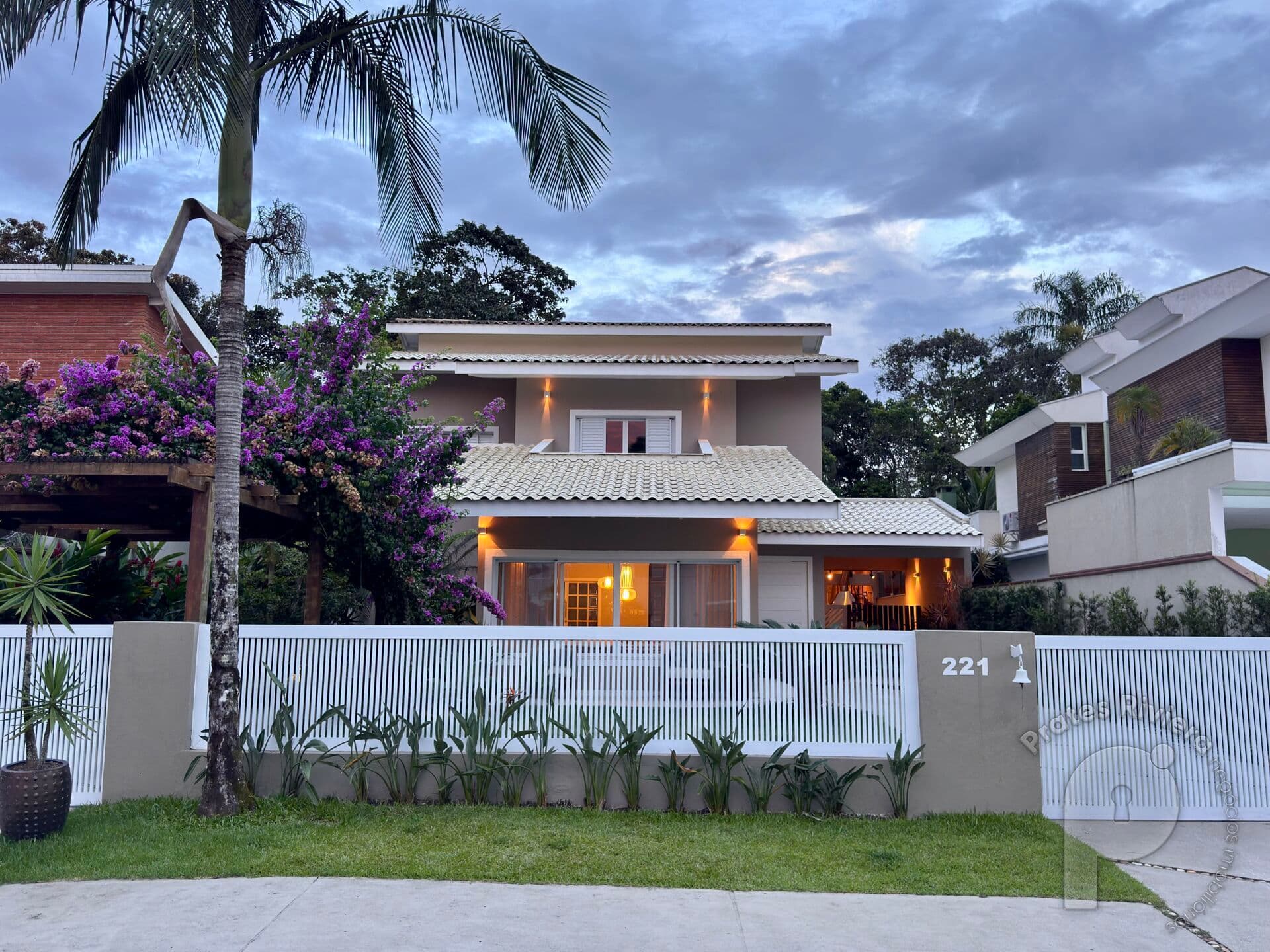 Casa de Alto Padrão à Venda na Riviera de São Lourenço