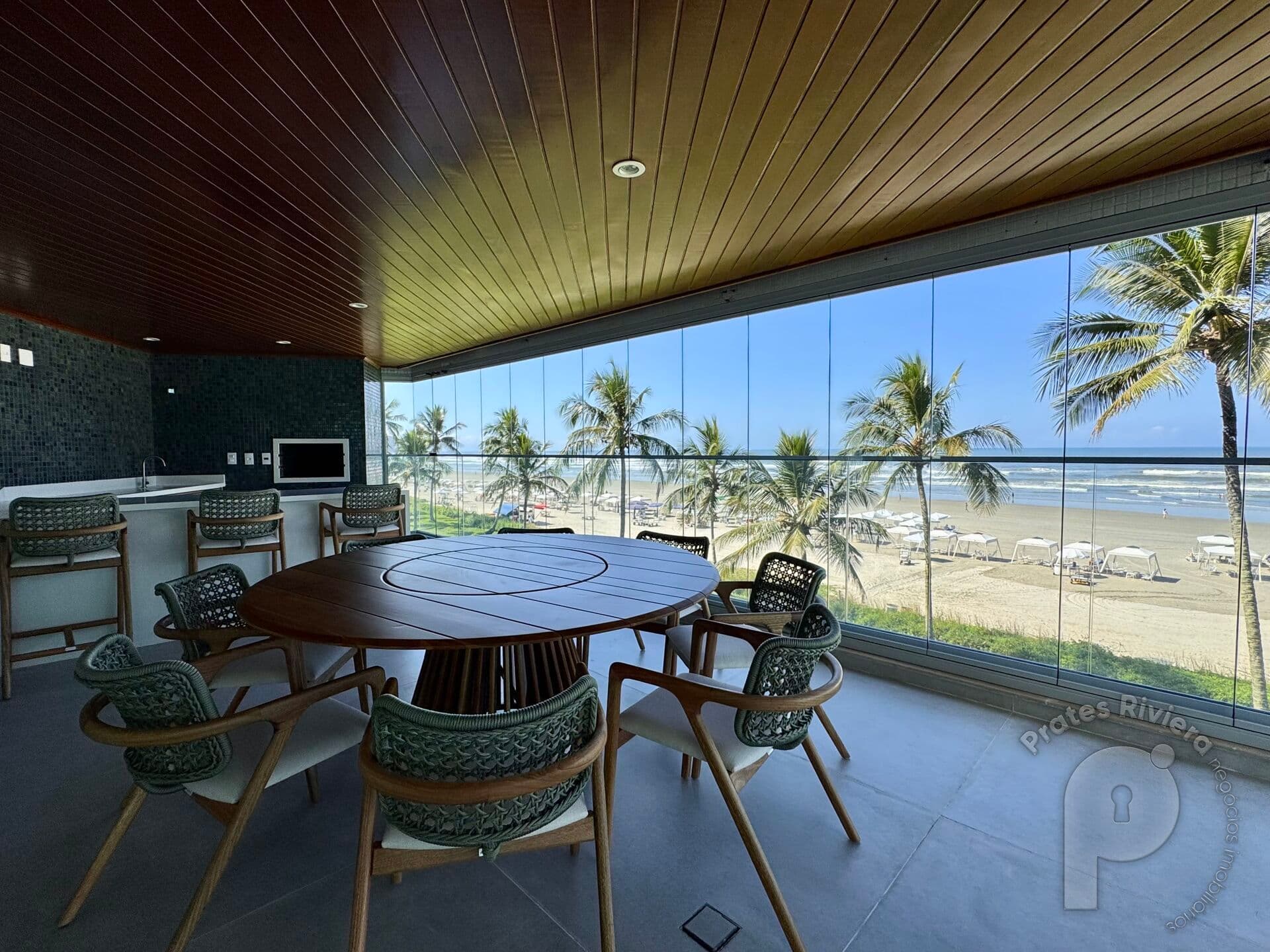 Apartamento a beira mar a venda em Riviera de São Lourenço