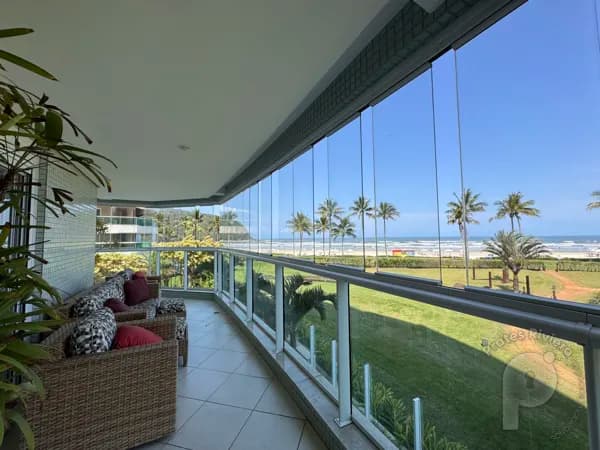 Apartamento pé na areia a venda em Riviera de São Lourenço.