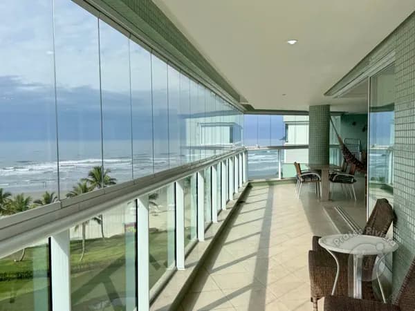 Apartamento pé na areia a venda em Riviera de São Lourenço.