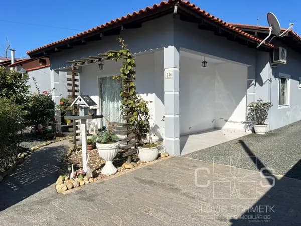 CASA PERTO DA PRAIA E EM TERRENO ÚNICO