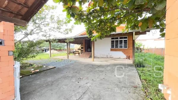 Terreno com 644 m2.
