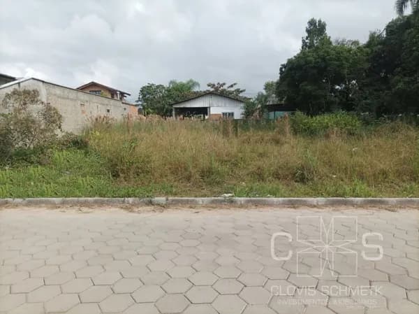 Terreno em rua calçada