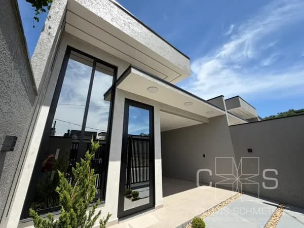 Belíssima casa disponível para venda
