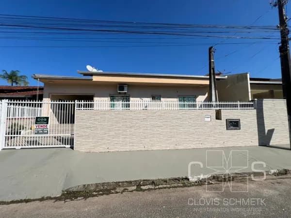 CASA EM TERRENO ÚNICO!!