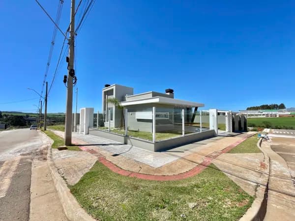Casa De Esquina Com Amplo Terreno