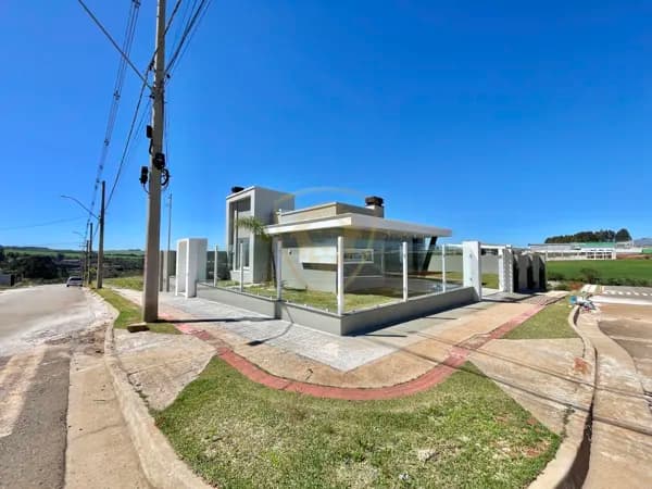 Casa De Esquina Com Amplo Terreno
