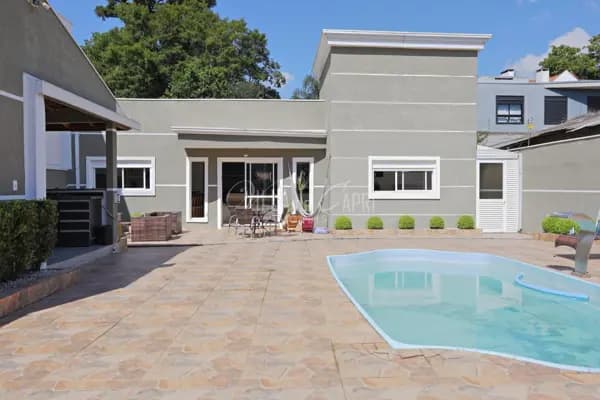 Exclusividade e Lazer no Cascatinha: Sua Casa com Piscina Próxima ao Parque Barigui