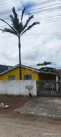 UM TERRENO COM 2 CASAS DE MADEIRA