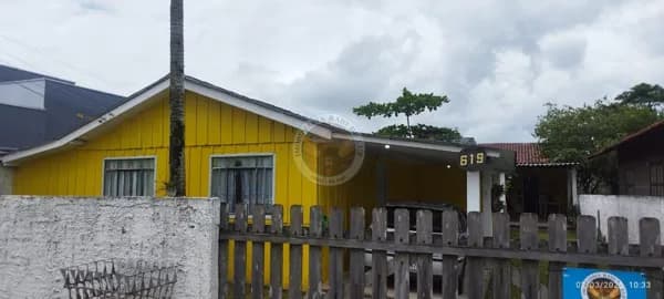 UM TERRENO COM 2 CASAS DE MADEIRA