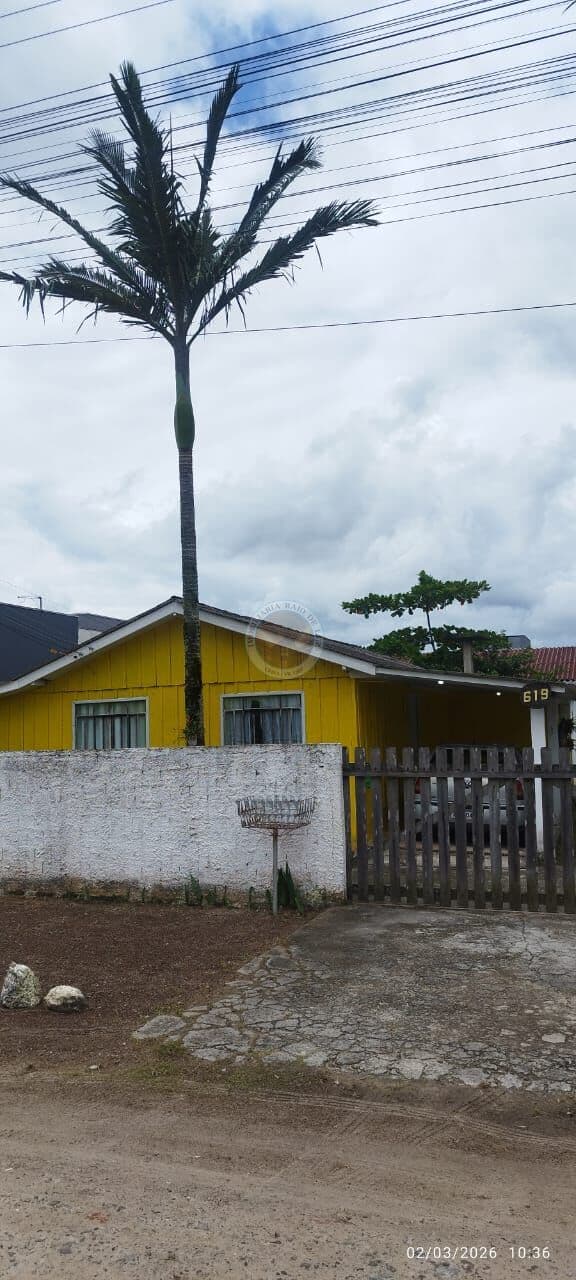 UM TERRENO COM 2 CASAS DE MADEIRA
