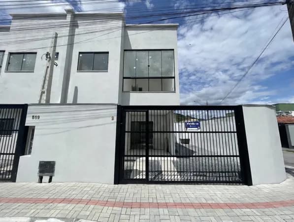 Sobrado Geminado com 3 Dormitórios Sendo 1 Suíte no Alto São Bento em Itapema-SC