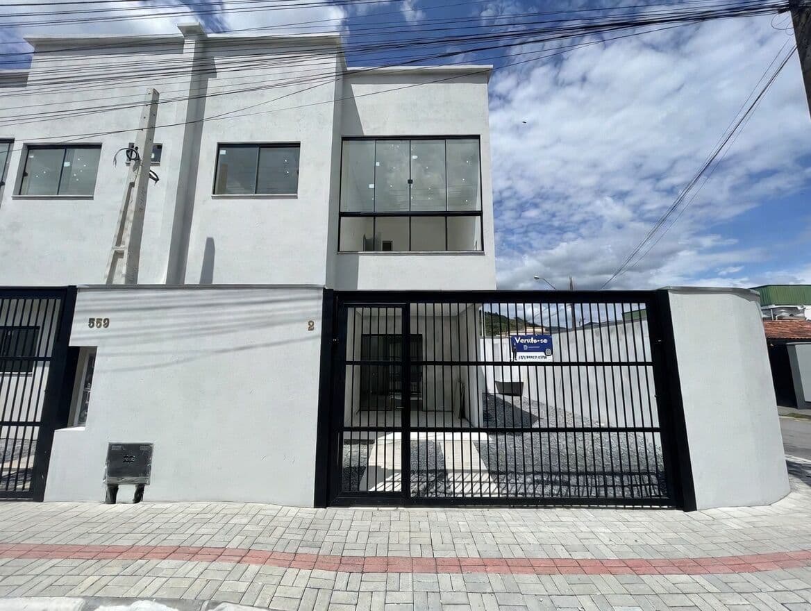 Sobrado Geminado com 3 Dormitórios Sendo 1 Suíte no Alto São Bento em Itapema-SC