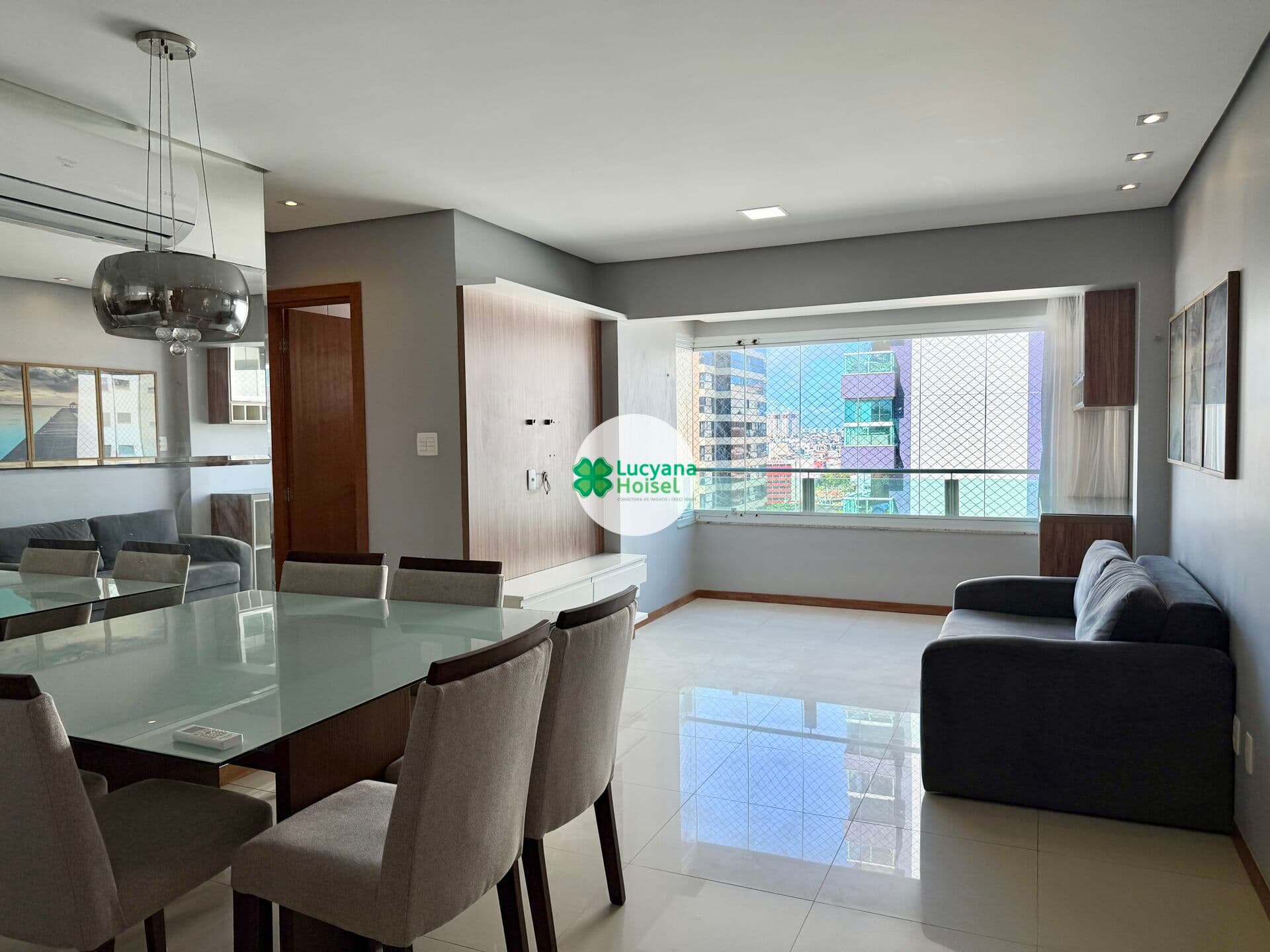 Apartamento 02 quartos, sendo uma suíte, 2 garagens