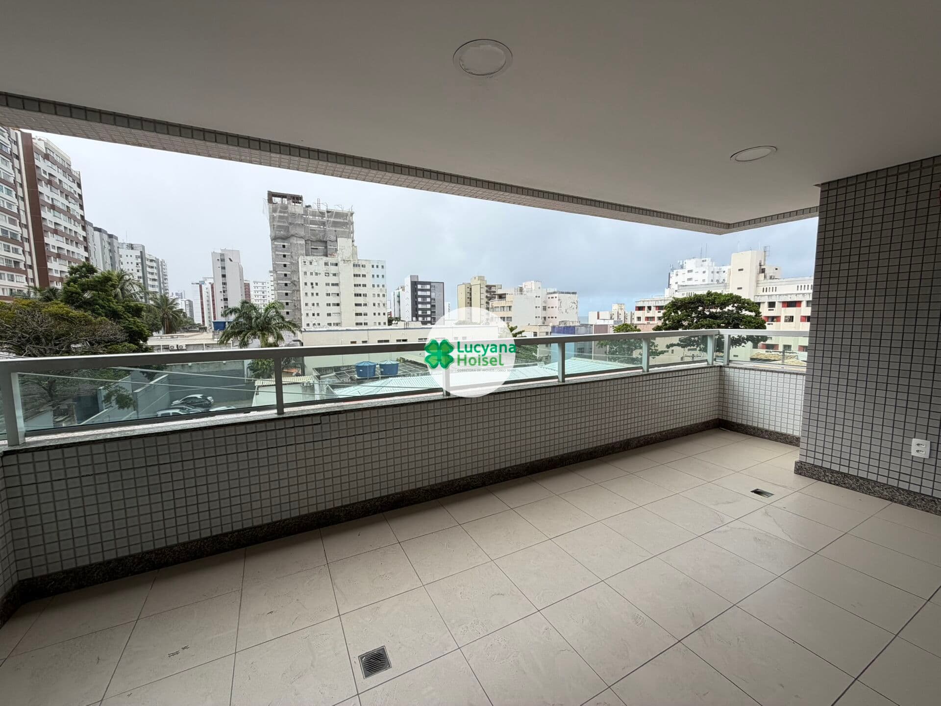 Apartamento 3 quartos, suíte, gabinete, 3 garagens cobertas, bairro da Pituba