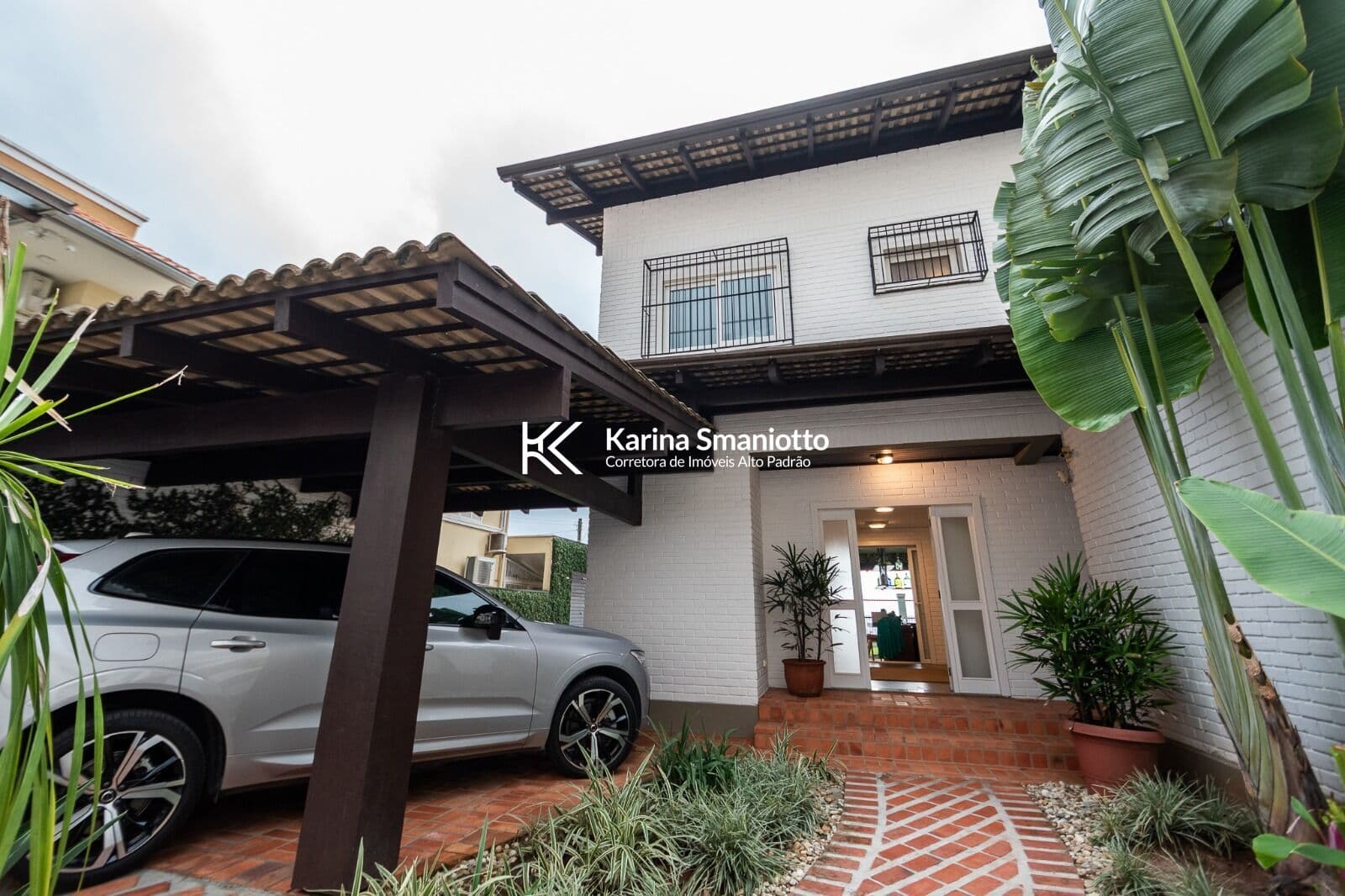 Casa com dois andares frente ao mar