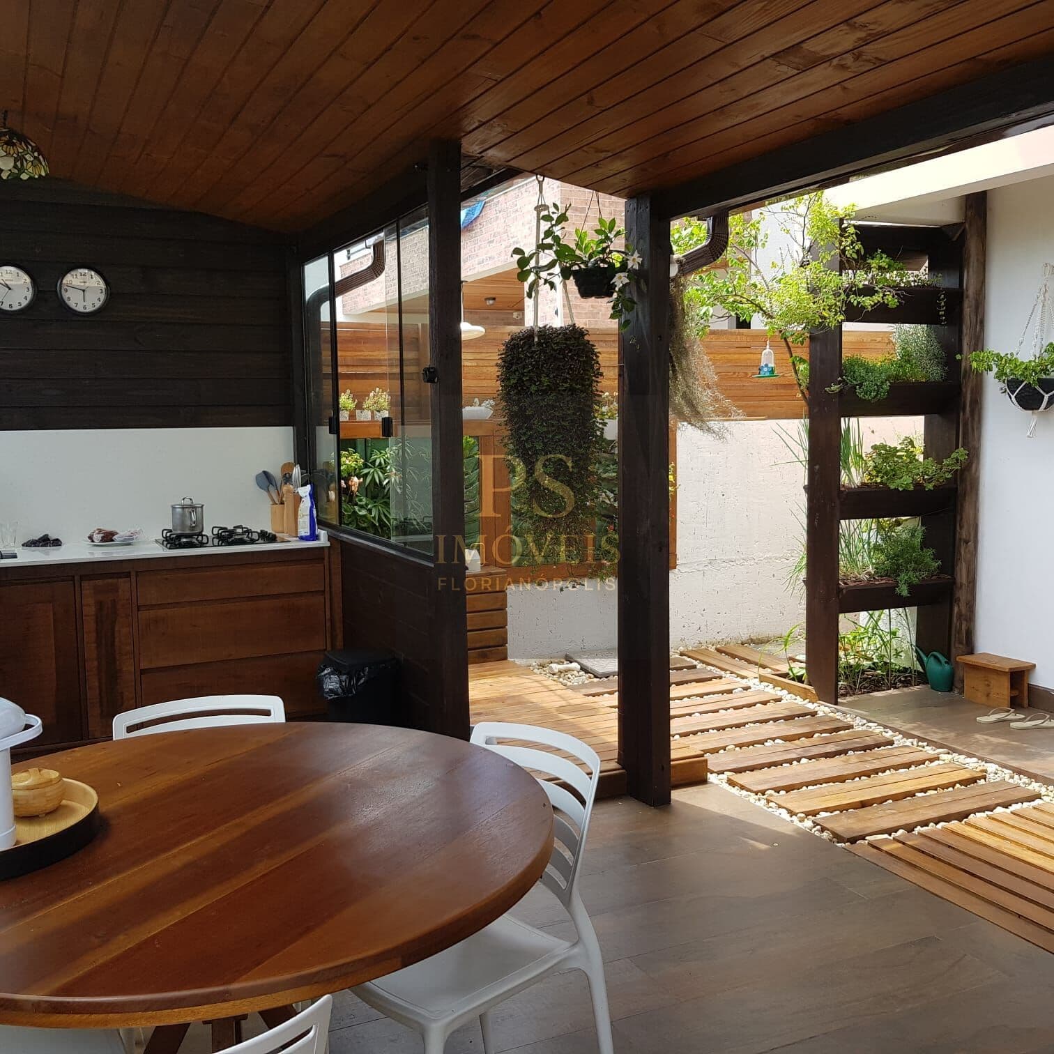 Comprar Sobrado nos Ingleses Norte – 3 Quartos, Suíte, Área Gourmet e Próximo à Praia