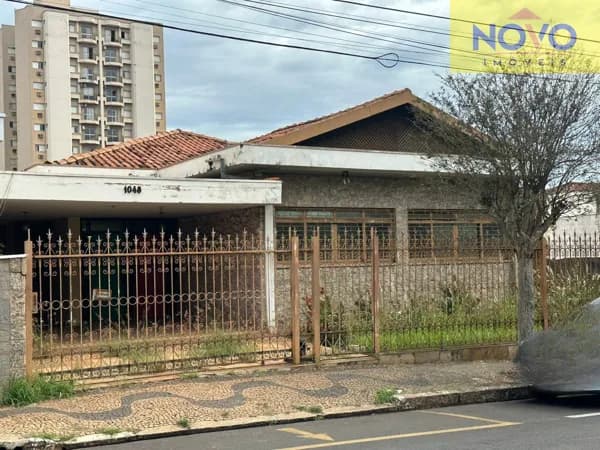 Casa Padrão no centro da cidade otimo para clinica